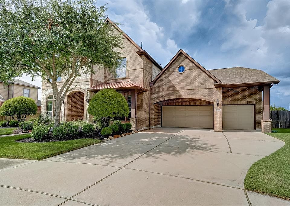 Welcome to 26802 Cougar Bend in Pine Mill Ranch! This Newmark Home is on a huge 80' lot. Triple wide driveway with a true 3 car garage.