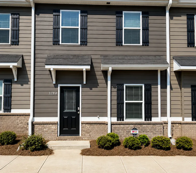 3284 Hamlet Loop