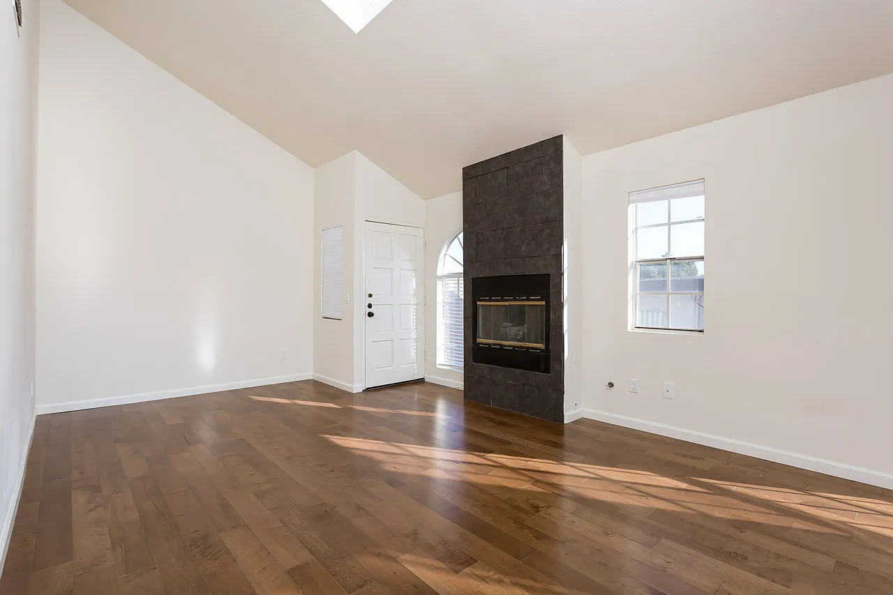 2 bed, 863 sqft, $3,595 — Photo 2