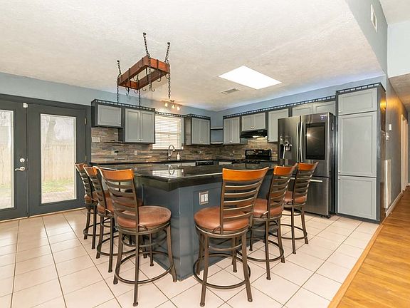 5th image of 3720 Suncrest Dr