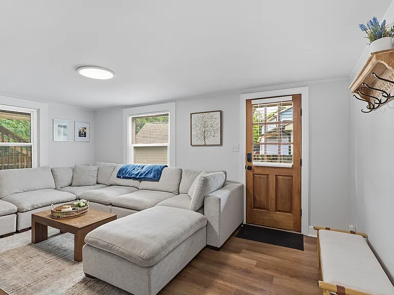 1032 Charles Ave — Photo 7