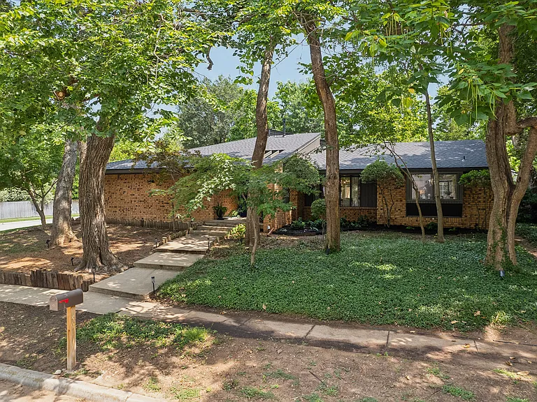 3911 Morrison Cir — Photo 45