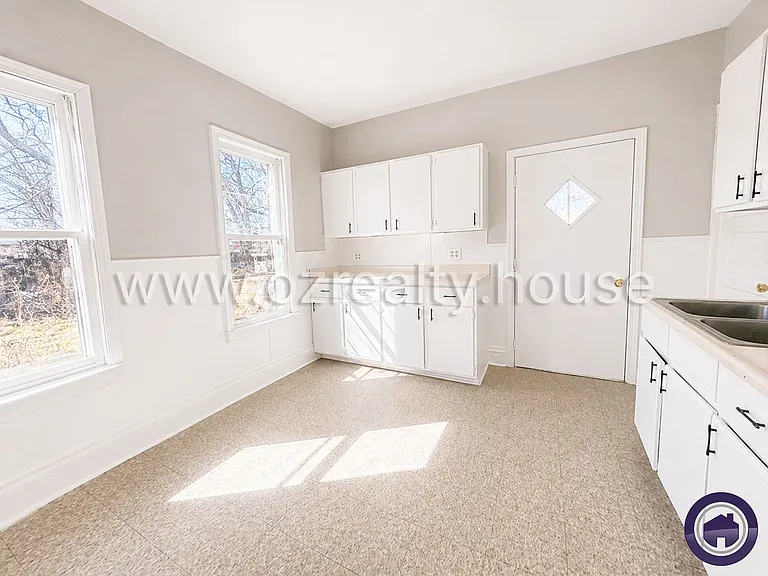 1031 N Michigan St — Photo 16