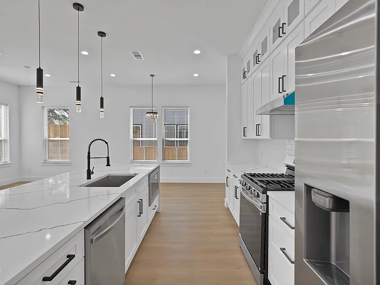 308 E 7th St — Photo 11
