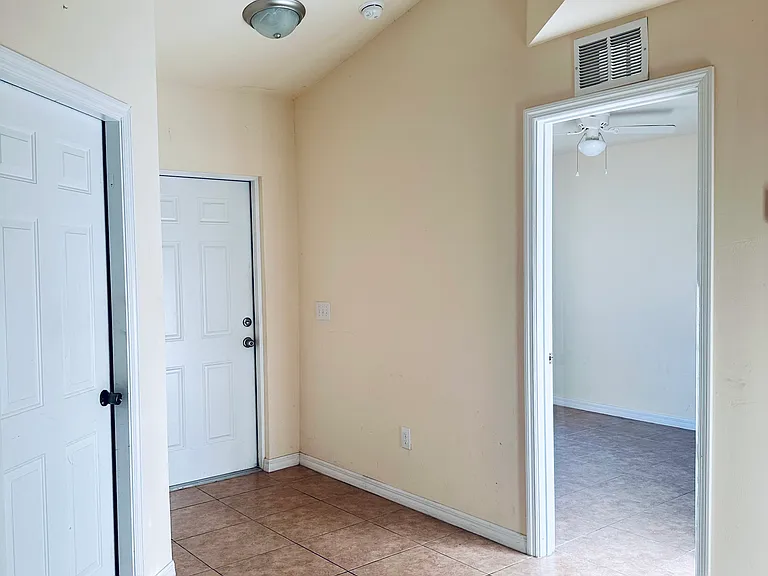 4427 SW 9th Ave — Photo 8