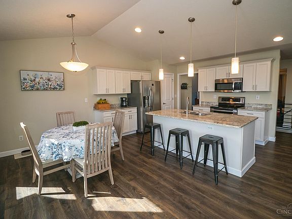 3rd image of 1331 Peregrine Way