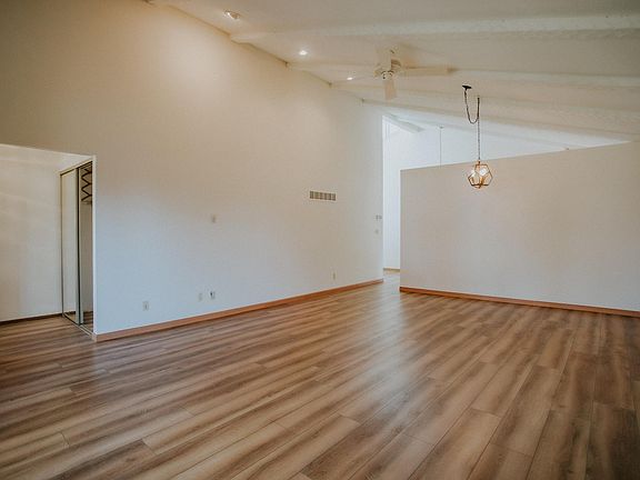 5th image of 500 Oakland Pl NE APT A