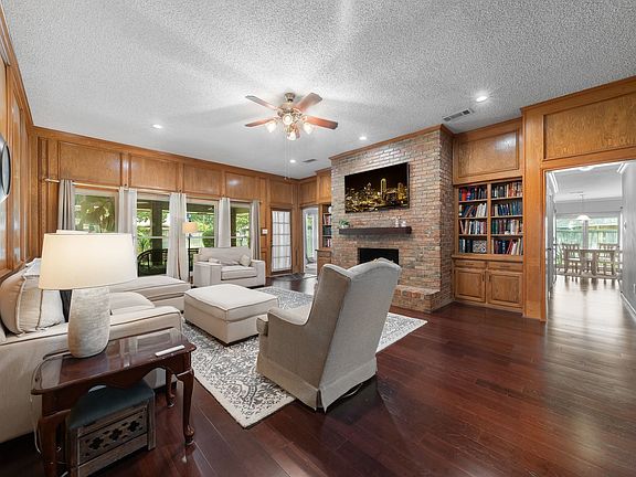 5th image of 221 Manor Way