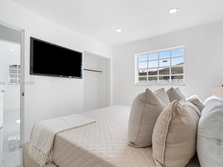 1360 SW 6th Ter #0 — Photo 12