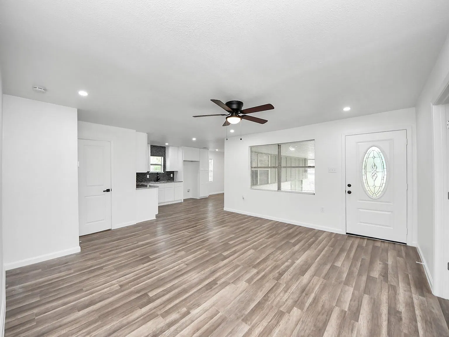 3 bed, 1.0 bath, 1254 sqft, $1,500 — Photo 3