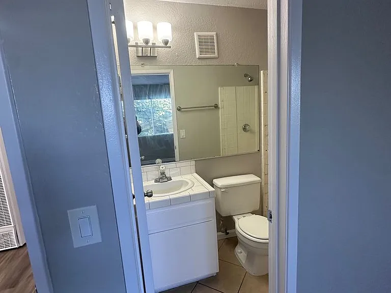 1726 Daly-Jardin Apartments — Photo 13