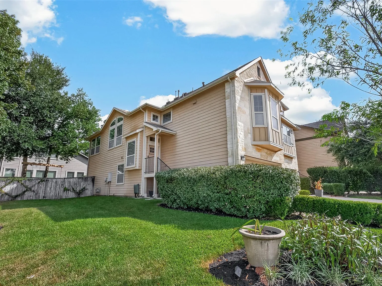 3 bed, 2.5 bath, 1924 sqft, $2,300 — Photo 2