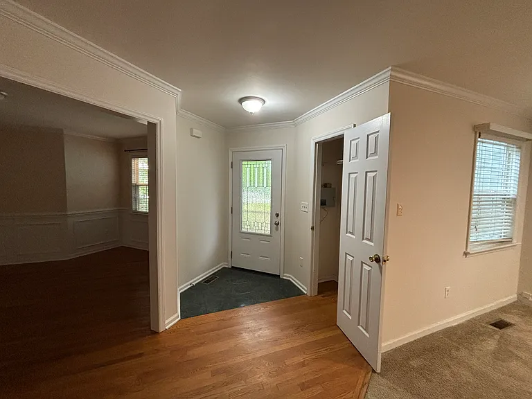 136 Trafalgar Ln — Photo 3