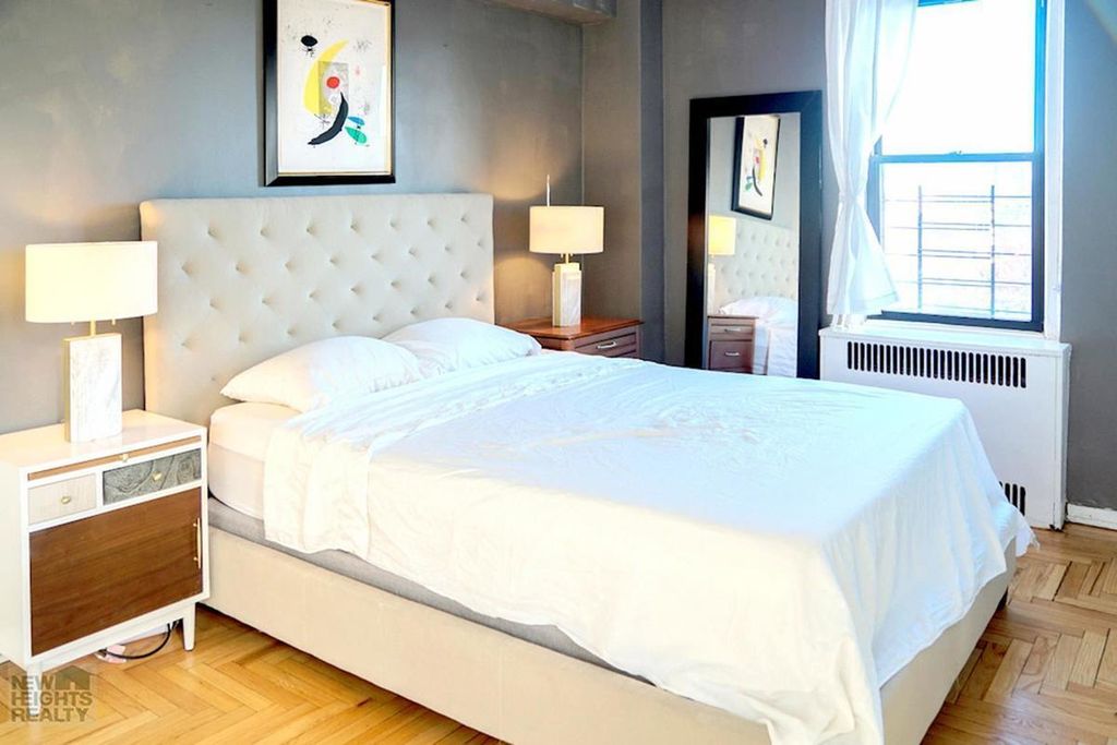 2 Bed 1 Bath Property, New York • 950 Sq Ft