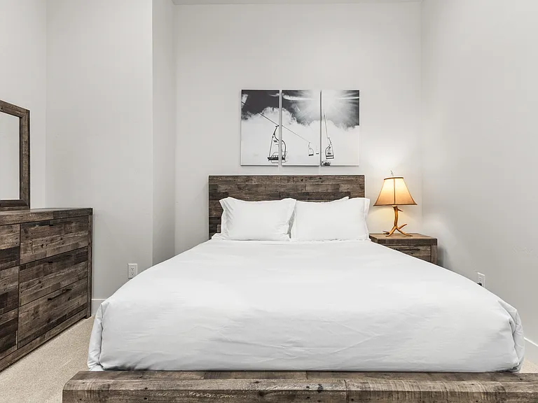 Lower Level - Queen Bedroom #5