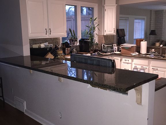 2016 Open kitchen with bar