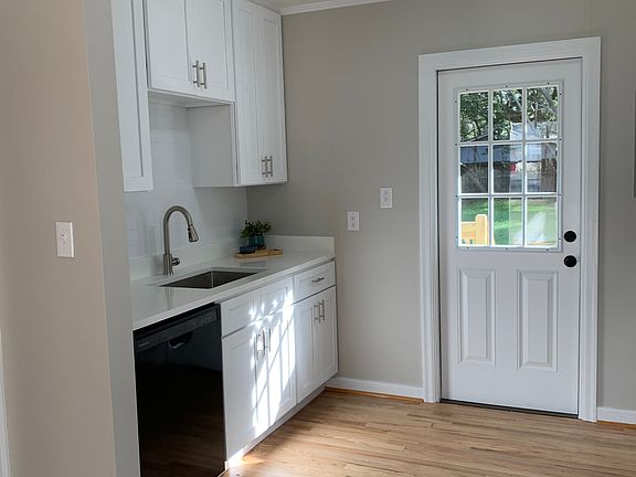 4th image of 111 Ellinor St