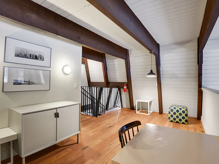 5613 Rhodesia Rd — Photo 2