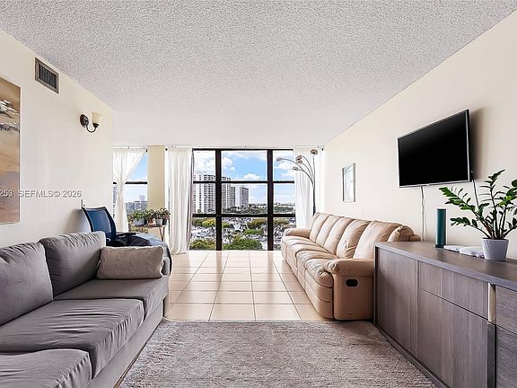 3rd image of 800 Parkview Dr APT 901
