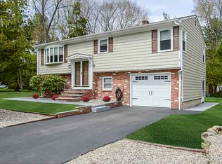 54 Country Side Ln, Scituate, RI 02857