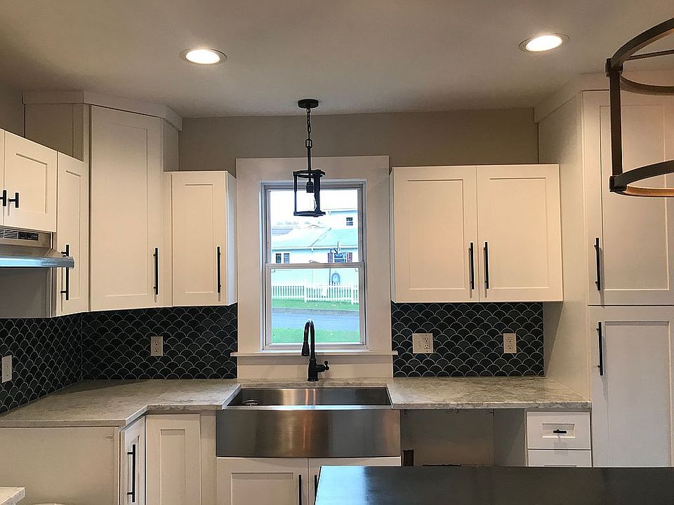 Shaker cabinets. Marble tops