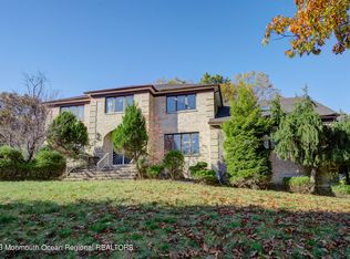 25 Country Oaks Dr, Manalapan, NJ