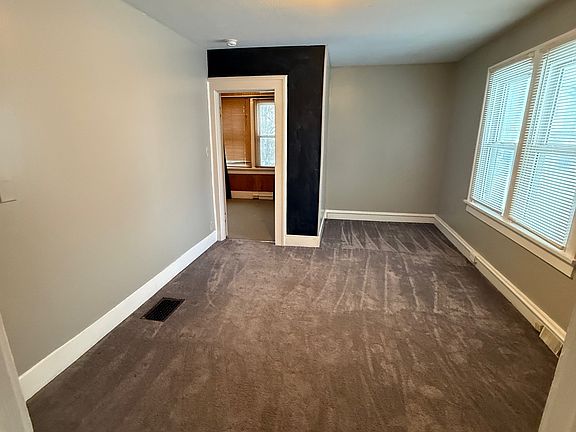 3rd image of 812 Clay St APT B