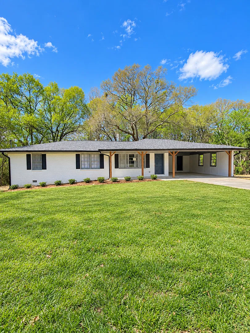 3 Bed 2 Bath Home on 1+ Acre Lot in Powder Springs! — Photo 2
