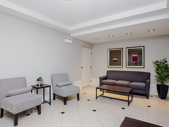 2nd image of 1350 W Fullerton Ave APT 520