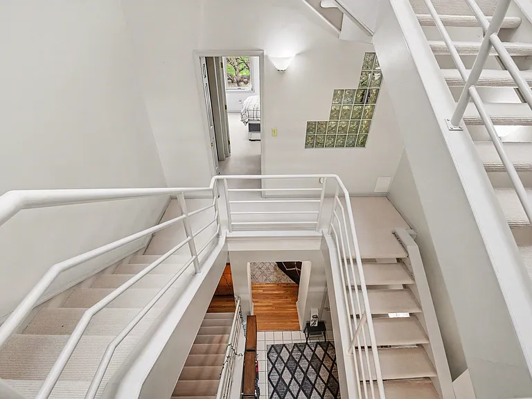 923 Paradrome St — Photo 8