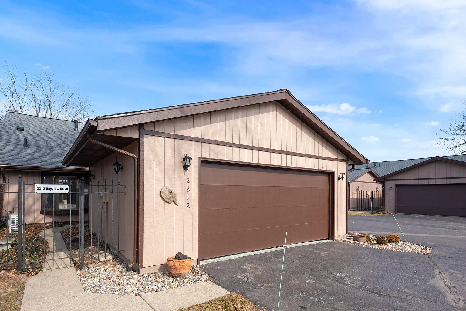 2212 Bayview Dr photo 1