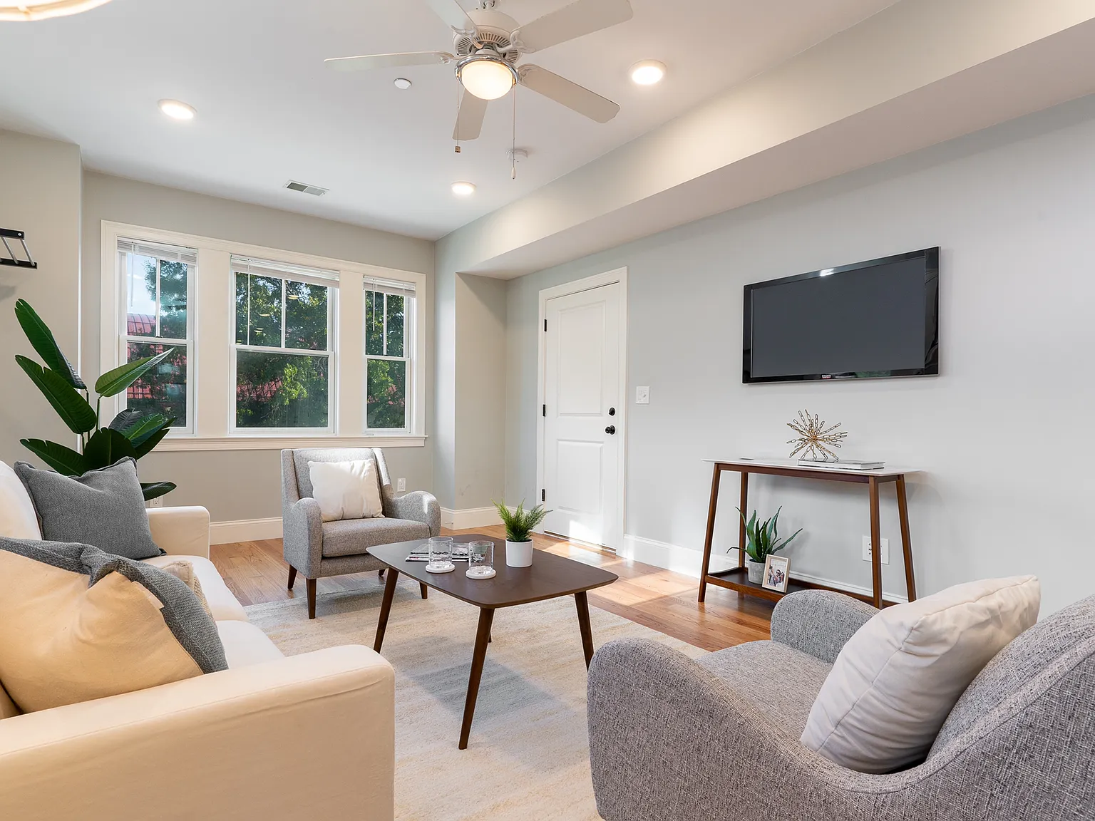 3 bed, 2.5 bath, 1600 sqft, $4,200 — Photo 3