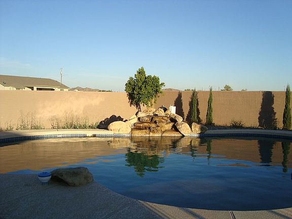 POOL/WATER FEATURE
