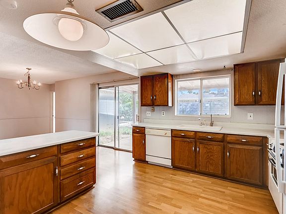 4532 W Gardenia Avenue-large-004-6-Kitch