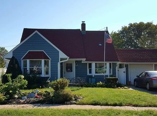 35 Mistletoe Ln, Levittown, NY 11756