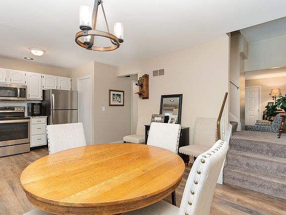 4th image of 301 E Ross Ave