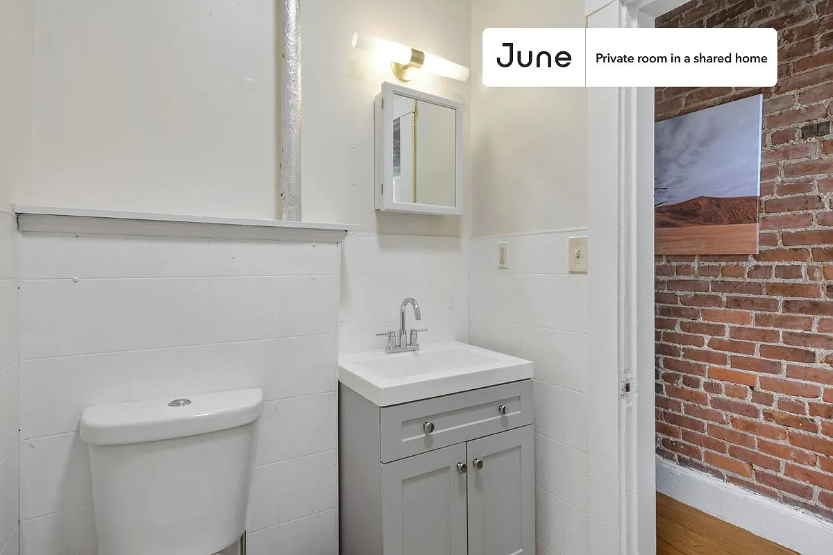 Full bedroom in 4 bed/1 bath home in Allston #458 B — Photo 3