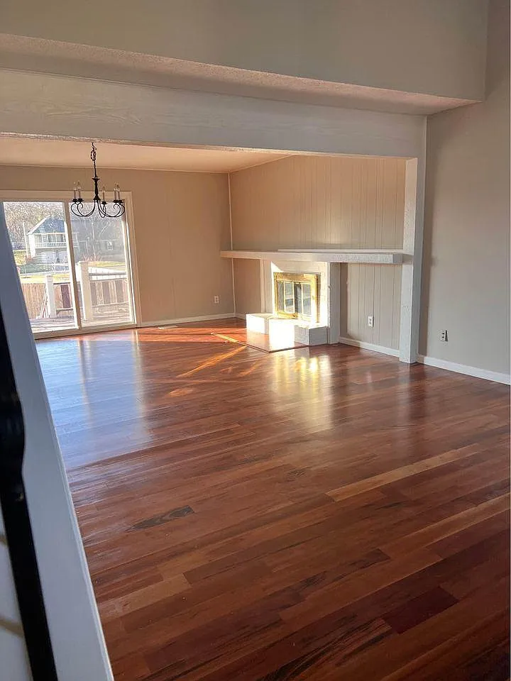3 bed, 1955 sqft, $1,995 — Photo 2