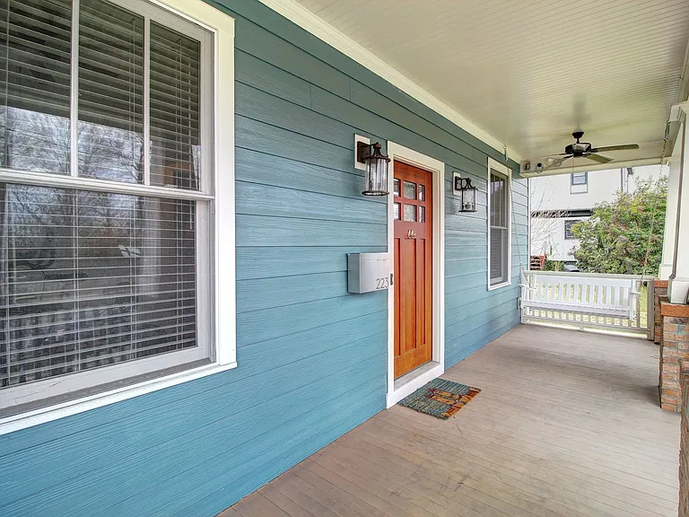 223 Elizabeth St — Photo 2