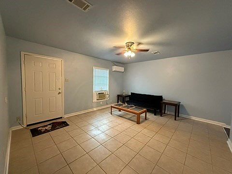 2nd image of 1102 N Carrizo St