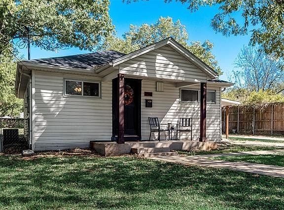 3rd image of 214 Pecan St