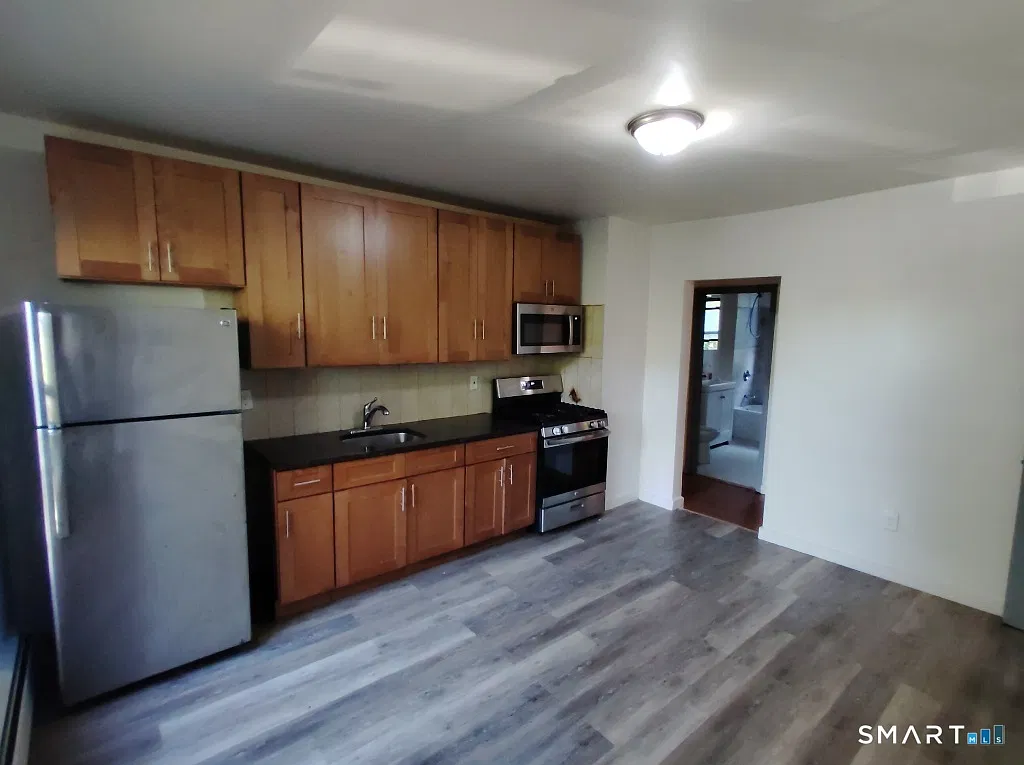 3 bed, 1.0 bath, 1308 sqft, $1,900 — Photo 3