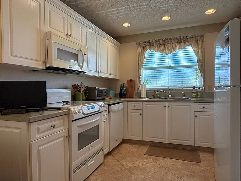 675 W Lake Jasmine Cir — Photo 11