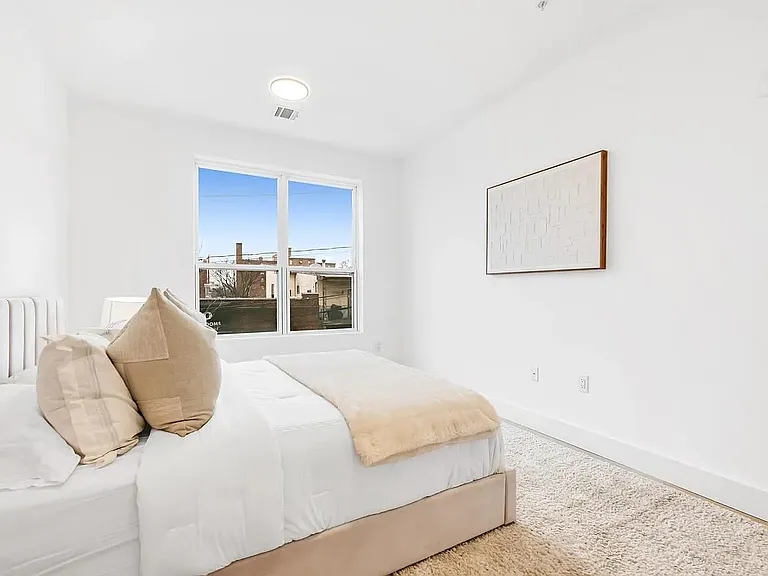 649 38th St #212 — Photo 3