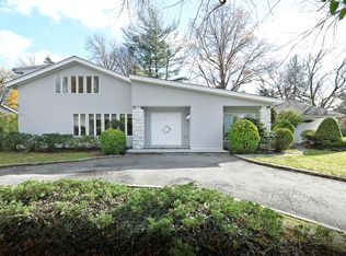 40 School House Ln, Lake Success, NY 11020