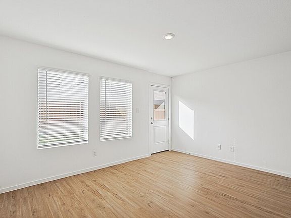 5th image of 4233 Belmont Dr