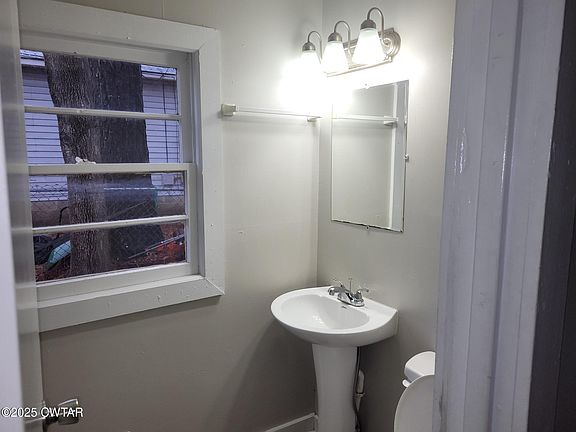 4th image of 562 Lewis Ave