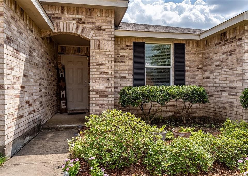 1st image of 305 Briaroaks Dr