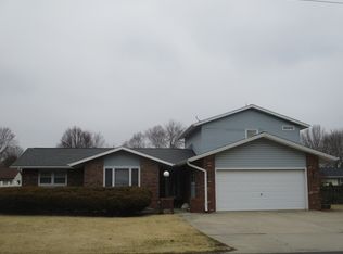 806 E Northline Rd, Tuscola, IL 61953