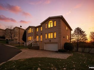 2 Kathleen Ct #C002, Ridgefield, NJ 07657